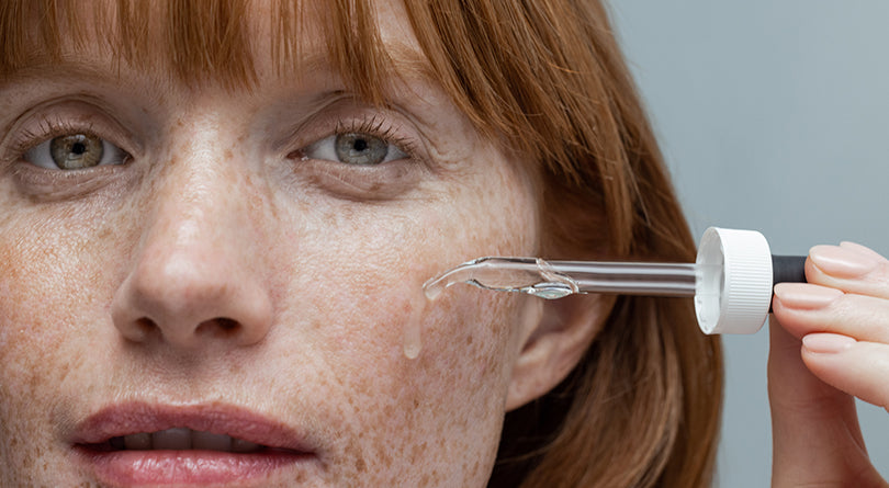 What are the primary benefits of using vitamin C on the skin?